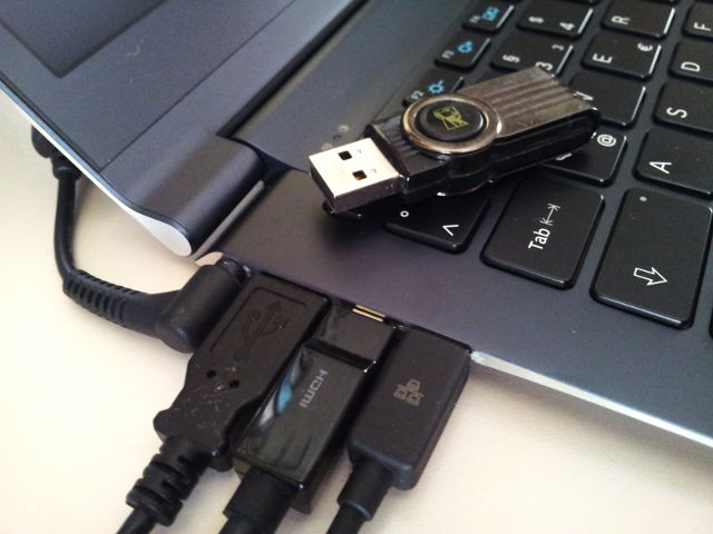 Sehr beengte Platzverhältnisse bei den Anschlüssen des Ultrabooks